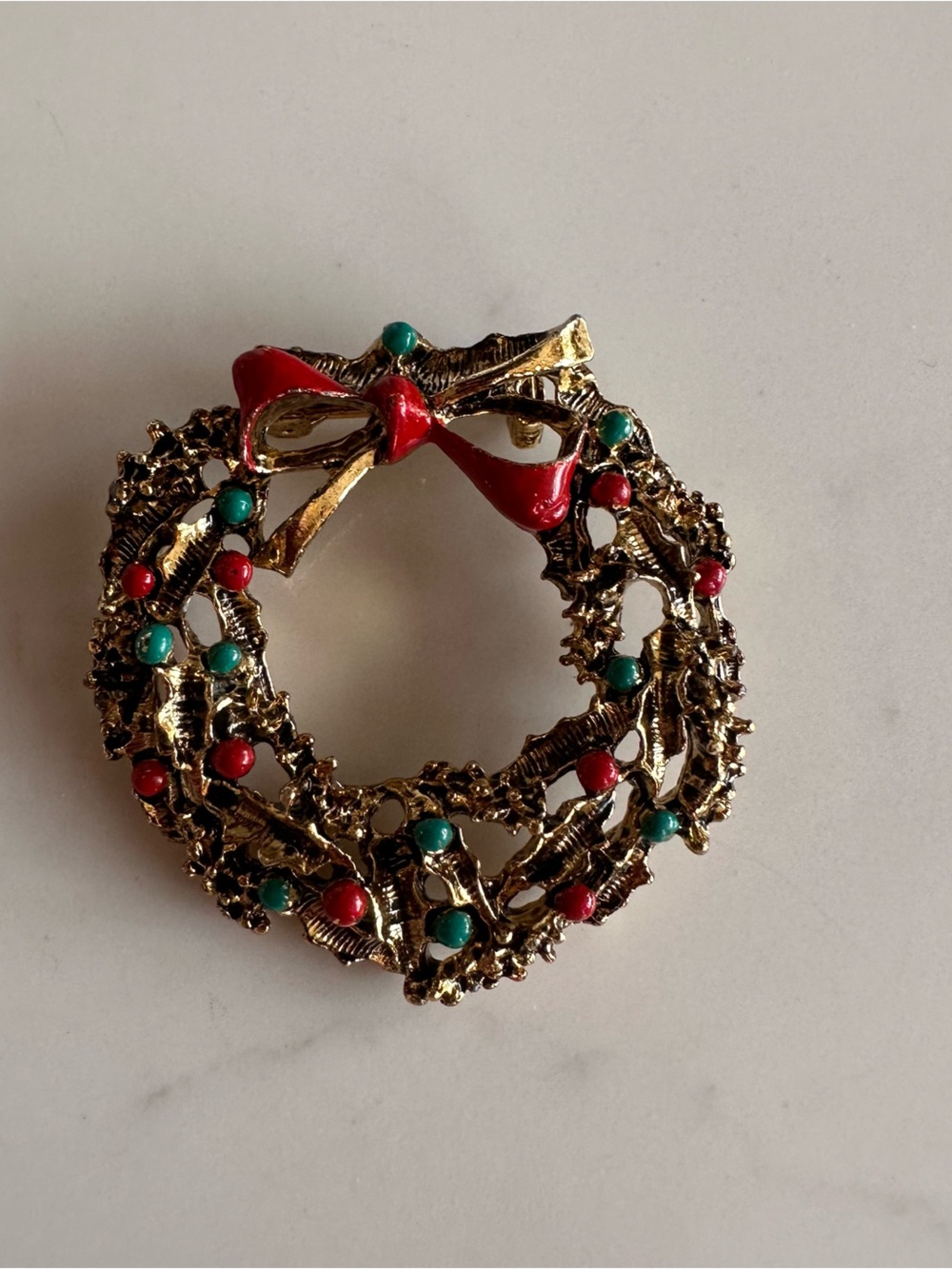 VINTAGE Gold-Tone Holiday Wreath CHRISTMAS Brooch with Red and Green Accents
